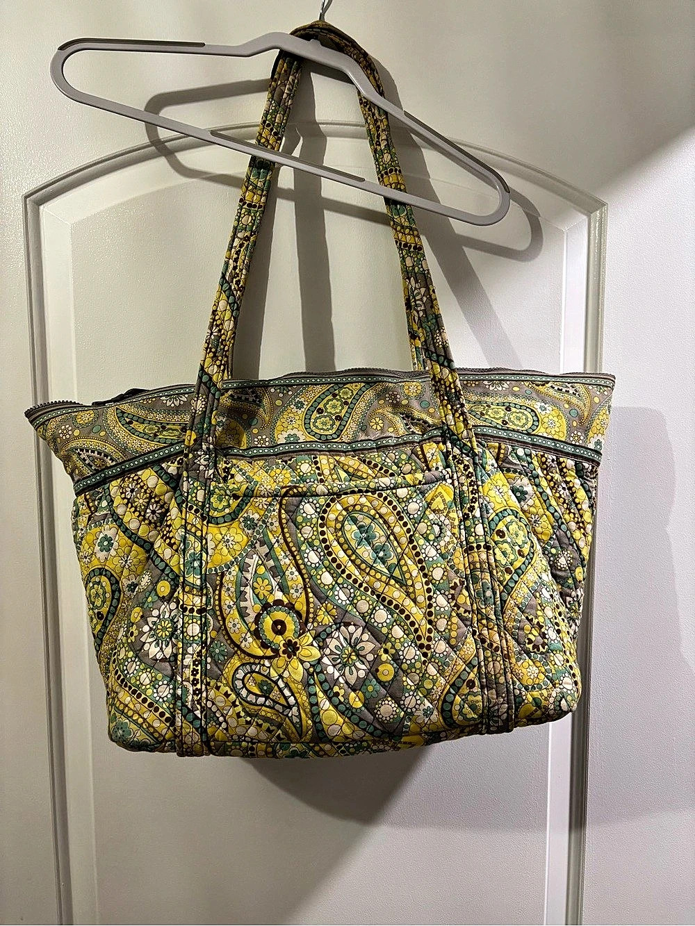 Vera Bradley Vera Tote Paisley weekend Quilted Tote in Green & Yellow 7 pockets.